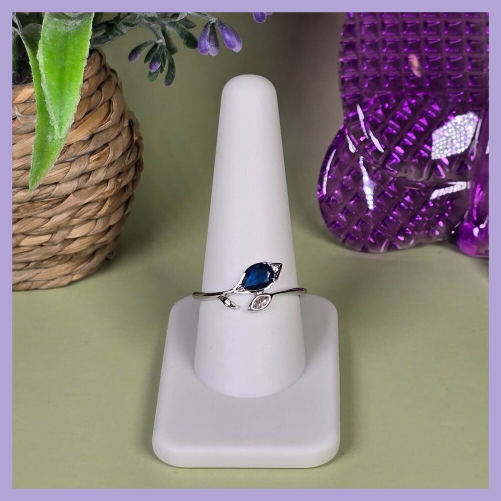 Leaf Design Ring With Blue and White CZ Accents Size 9.75 (NWOT)